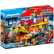 Camion de pompiers et véhicule enflammé