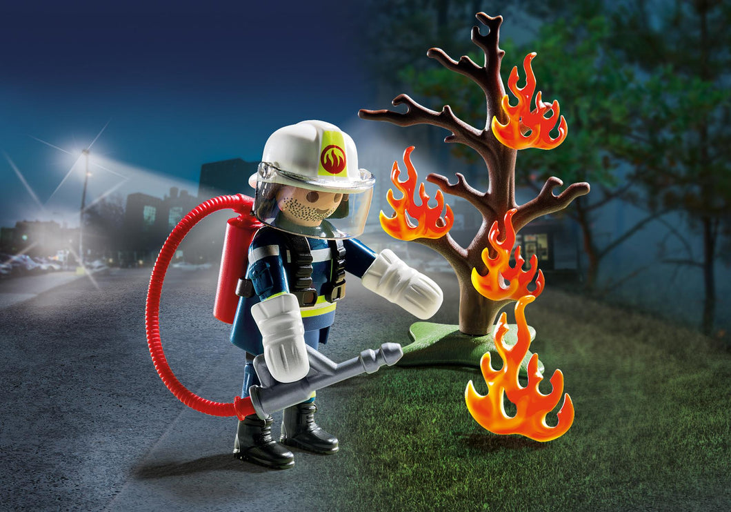 Pompier avec arbre en feu